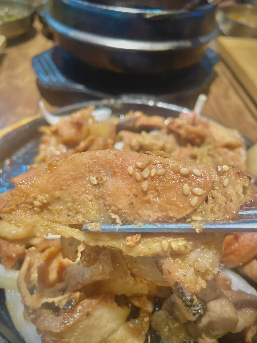 밥 위에 올린 숯불돼지구이 한 점