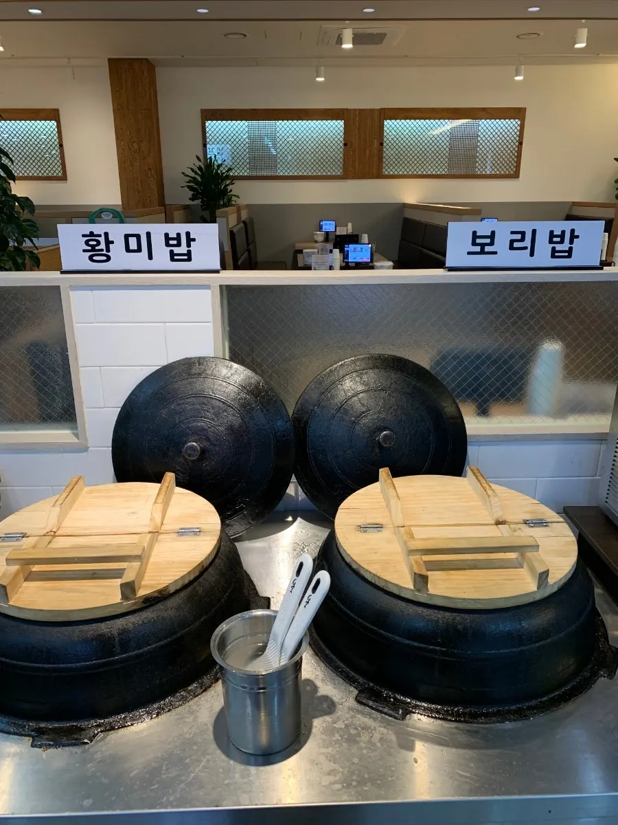 Self-bar where guests can scoop extra side dishes