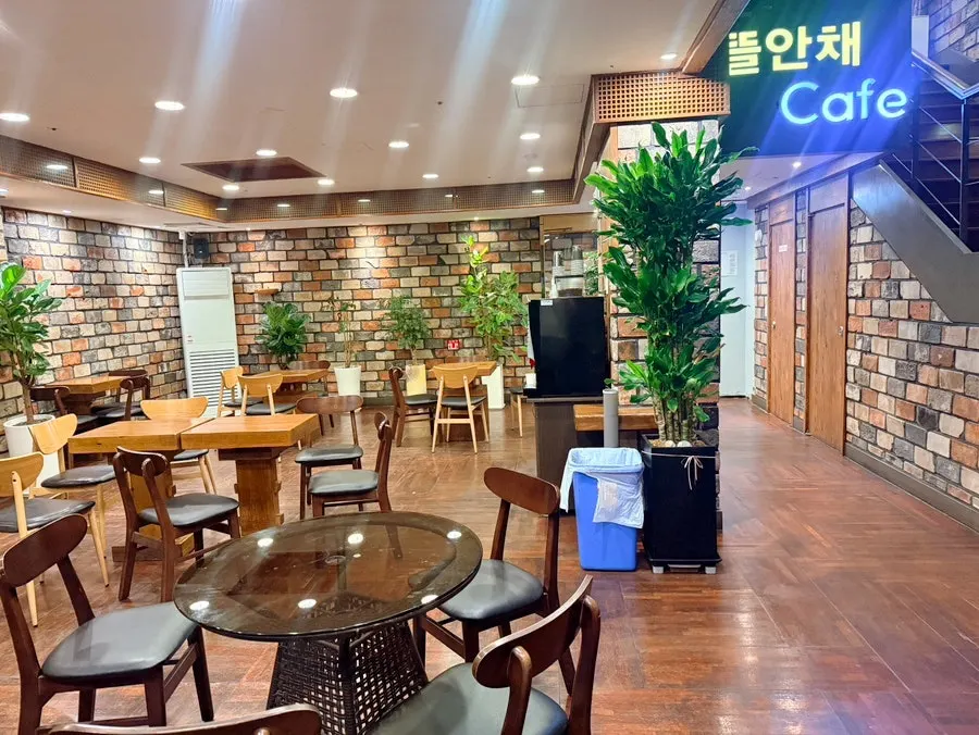 1st floor Tteuranchae Café waiting area and coffee machine