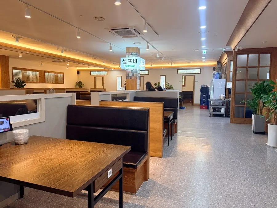 Restaurant interior seating with a classic Korean-restaurant atmosphere