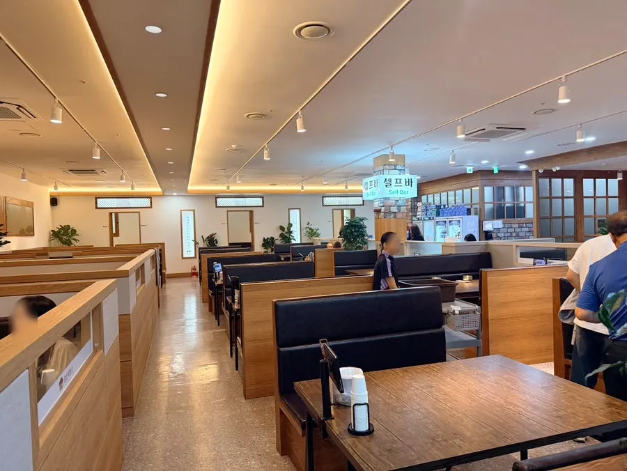 Self-bar where diners can help themselves to side dishes