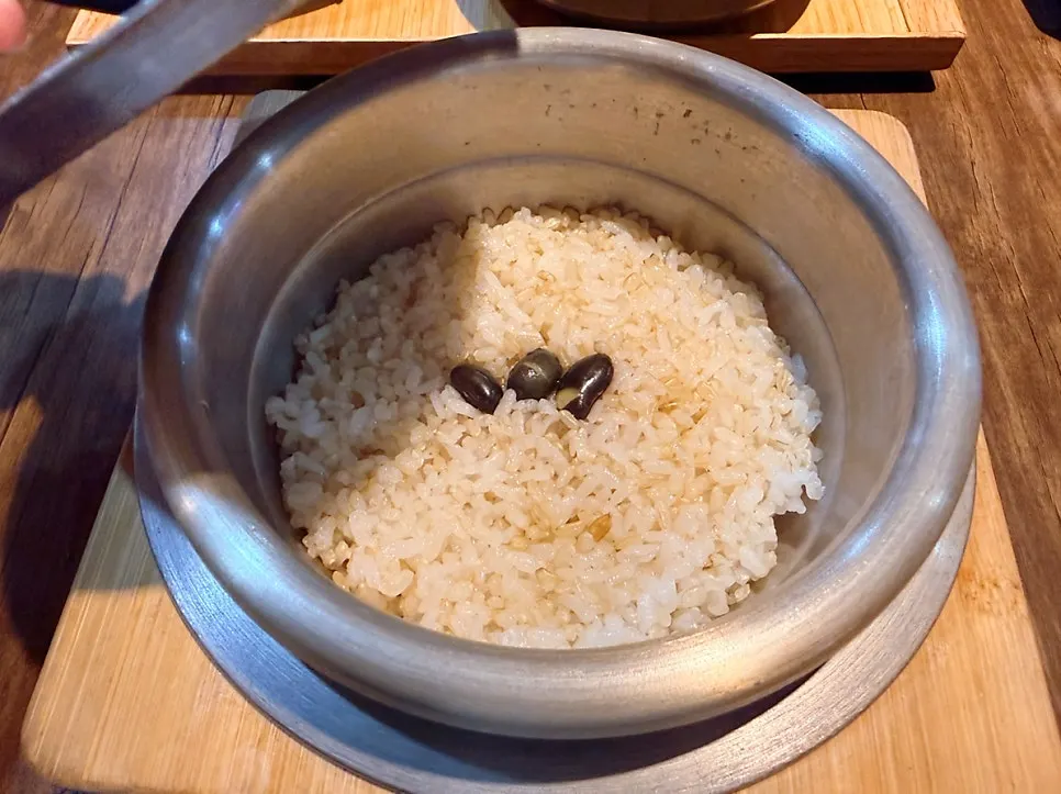 Tteuranchae Bapsang set laid out on the table