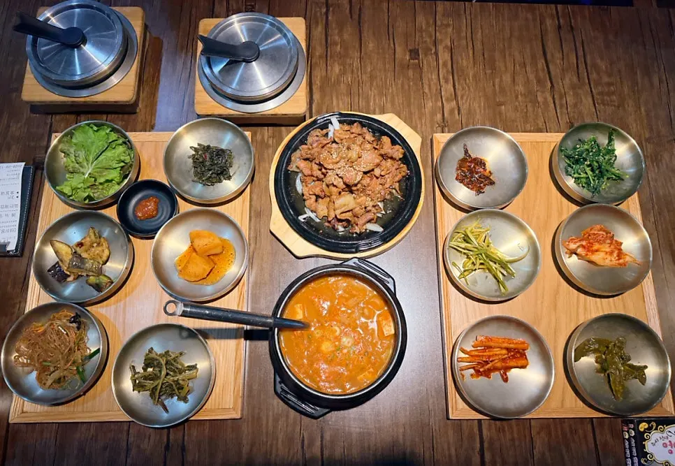 Basic side dishes made mostly of mild, non-spicy namul
