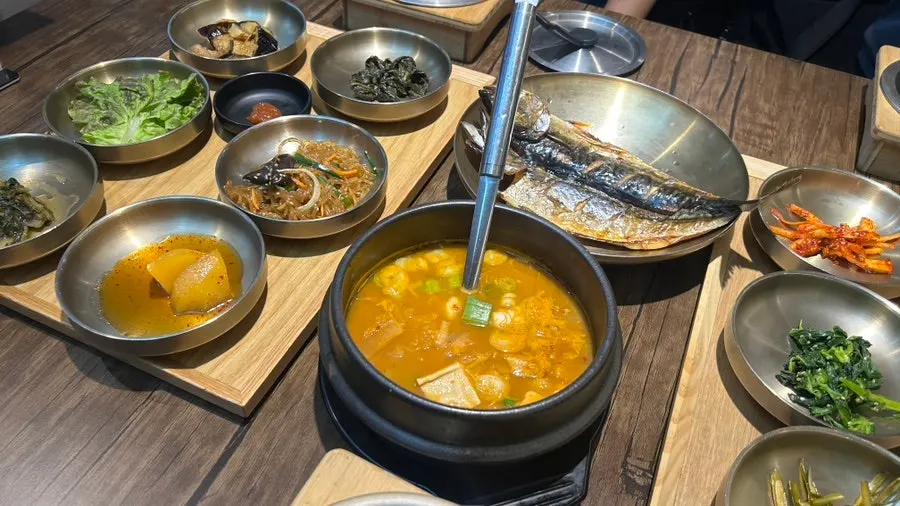Grilled mackerel with pot-cooked rice