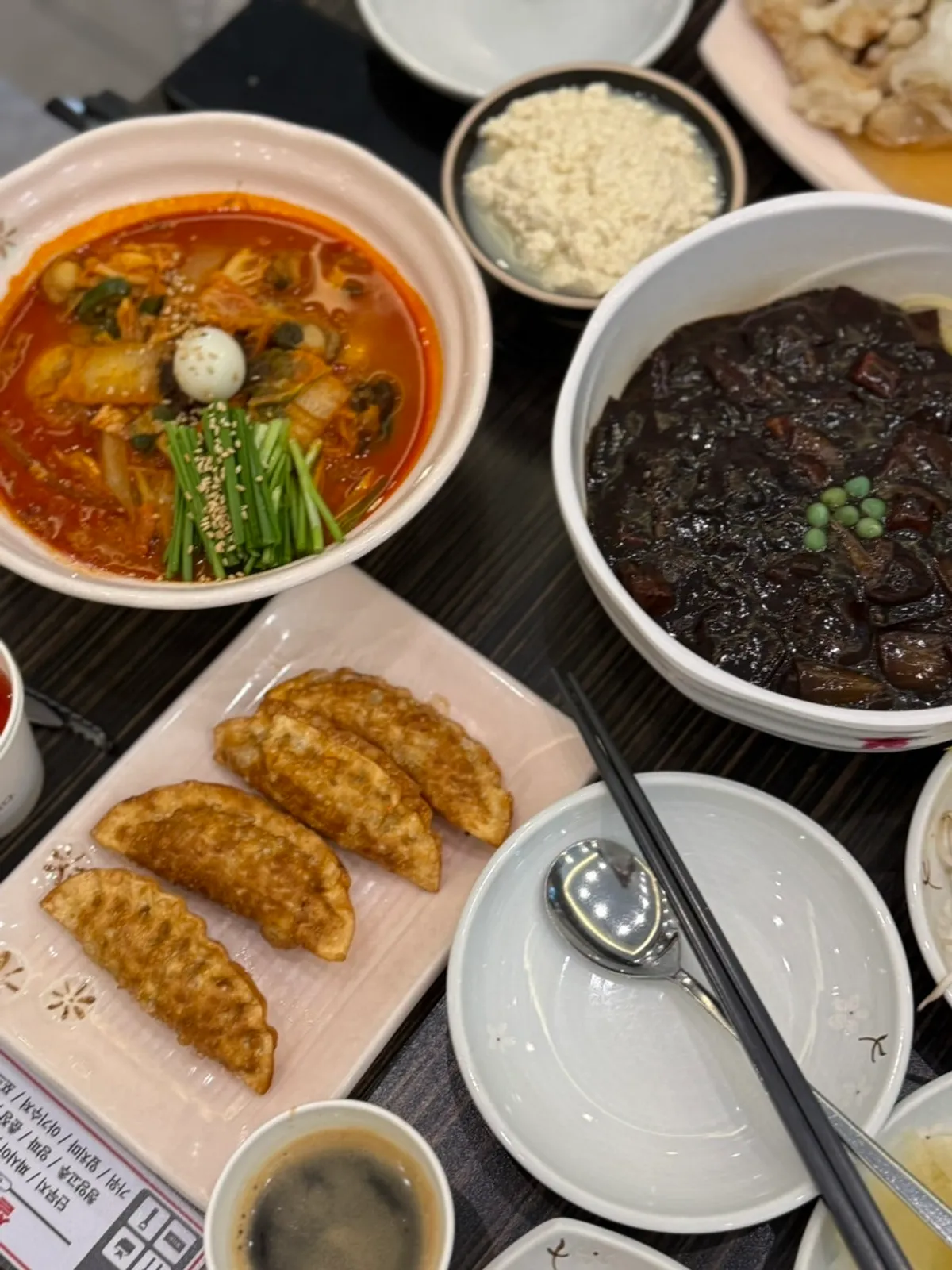 짜장면 탕수육 짬뽕이 차려진 테이블