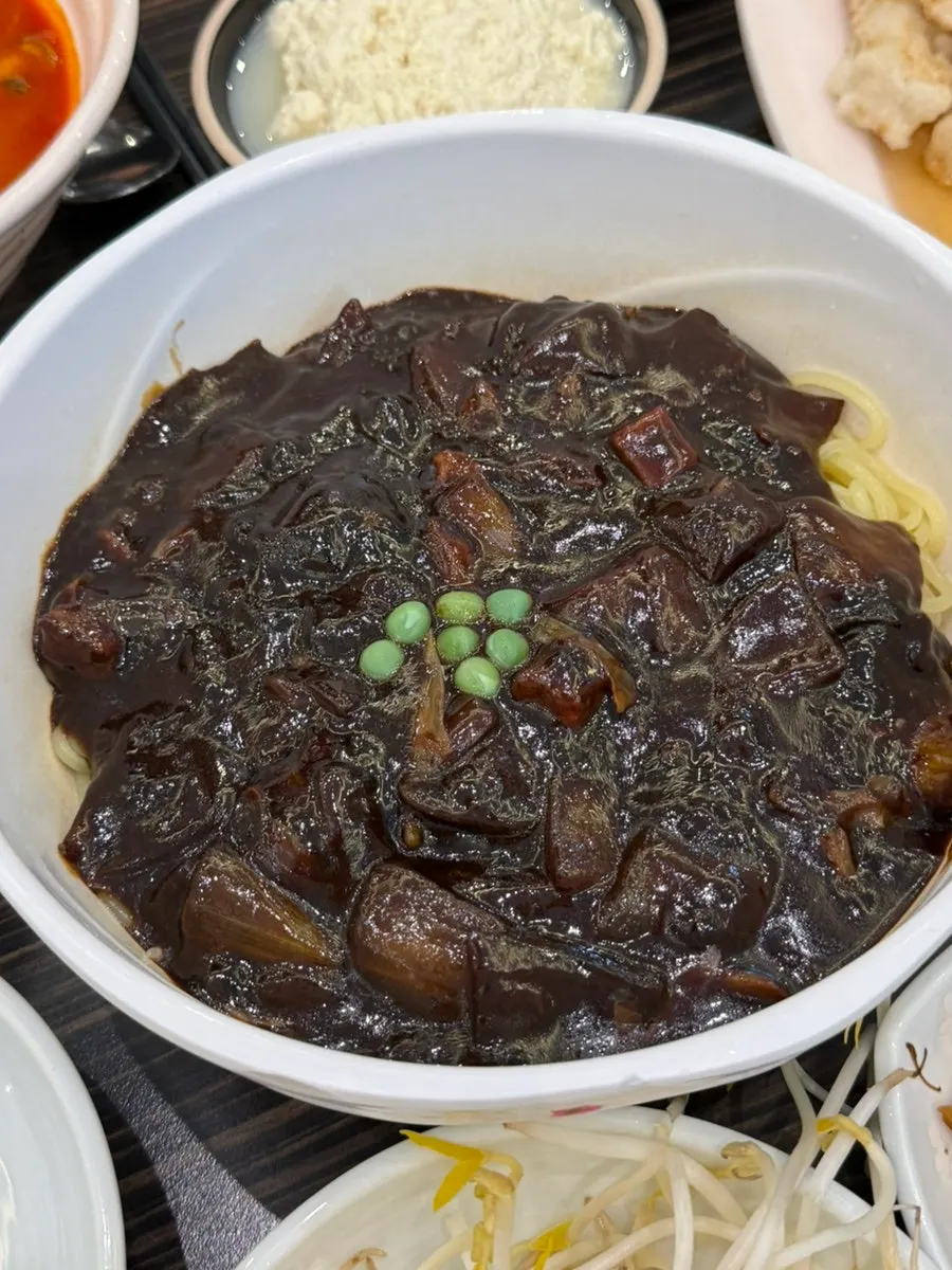 붉은 국물이 담긴 짬뽕 그릇