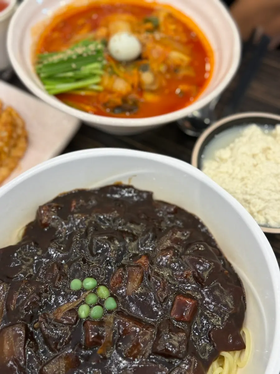 완두콩 고명이 올라간 7천원 짜장면