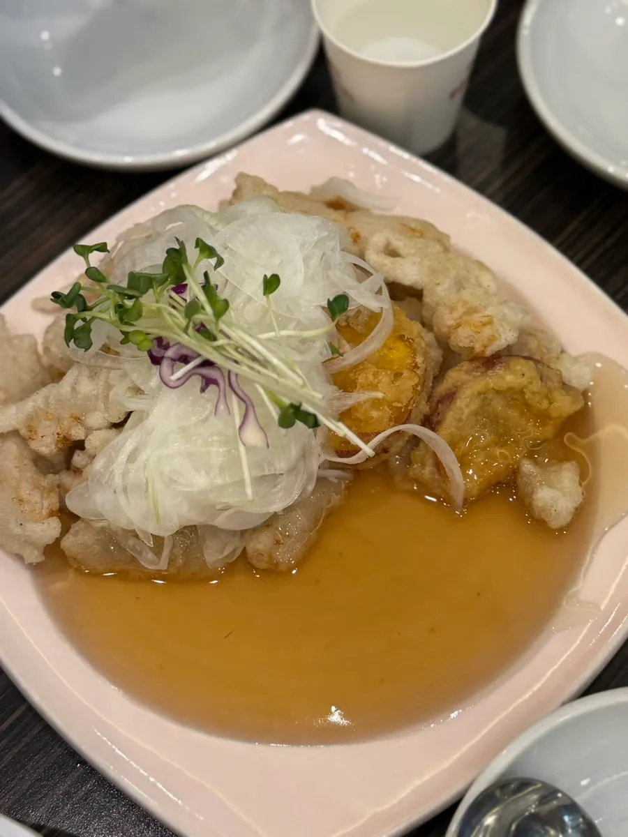 접시에 쌓인 찹쌀 탕수육