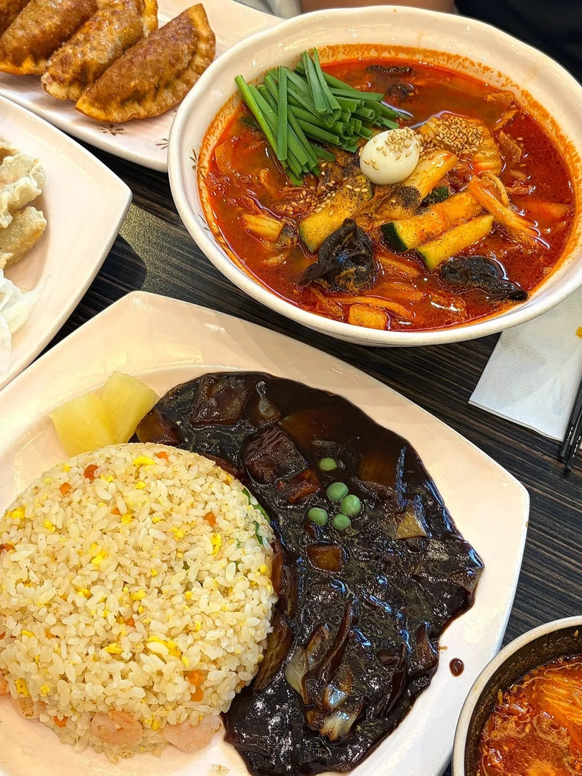 짬뽕과 탕수육이 차려진 테이블