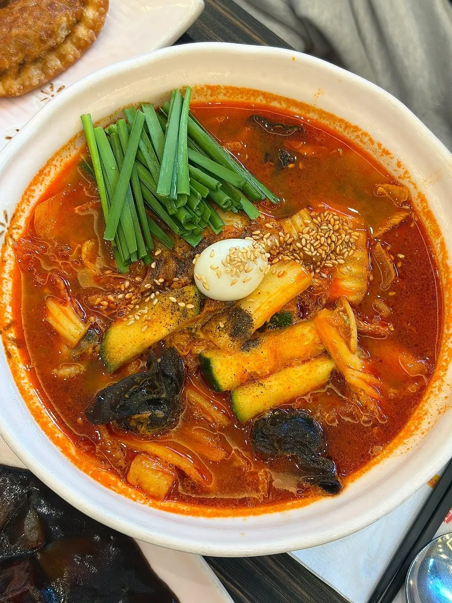따로 나온 탕수육 소스와 채썬 양파