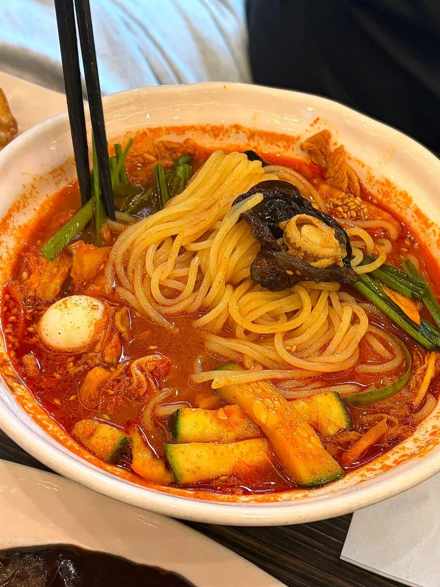 맵게 주문한 짬뽕 국물과 면