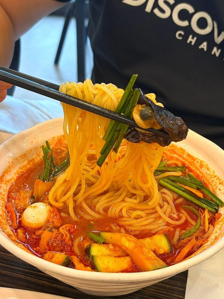 짬뽕 면을 들어올린 모습