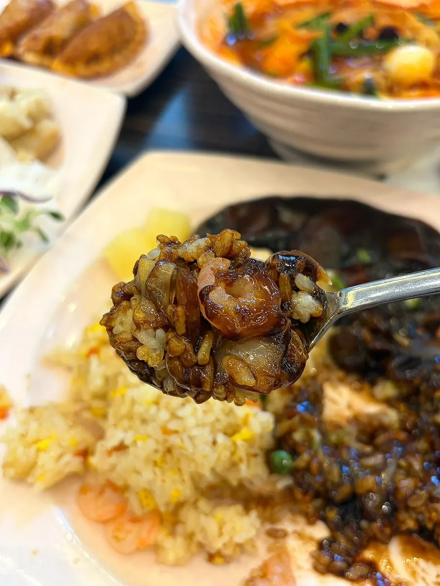 반만 비벼 먹는 새우볶음밥