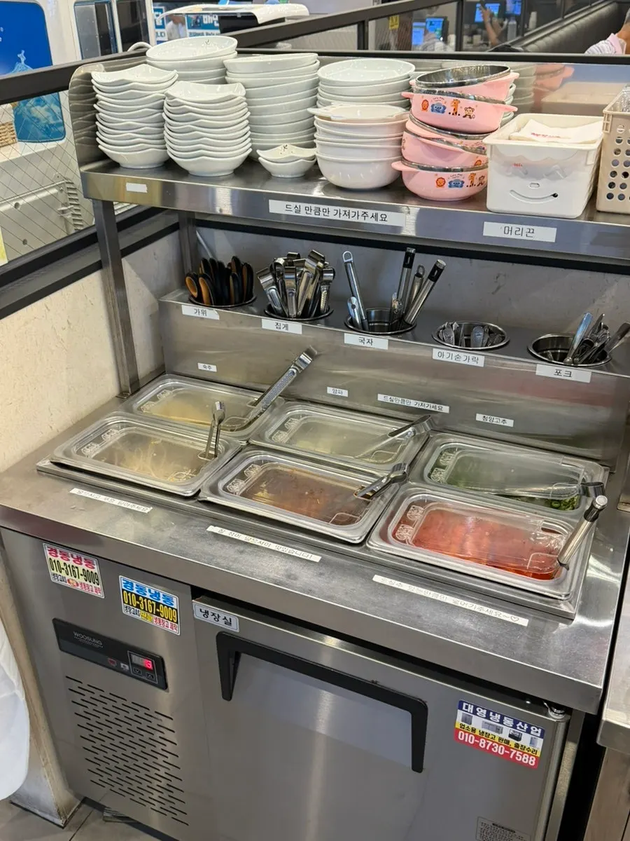 セルフで利用するおかずと食器コーナー