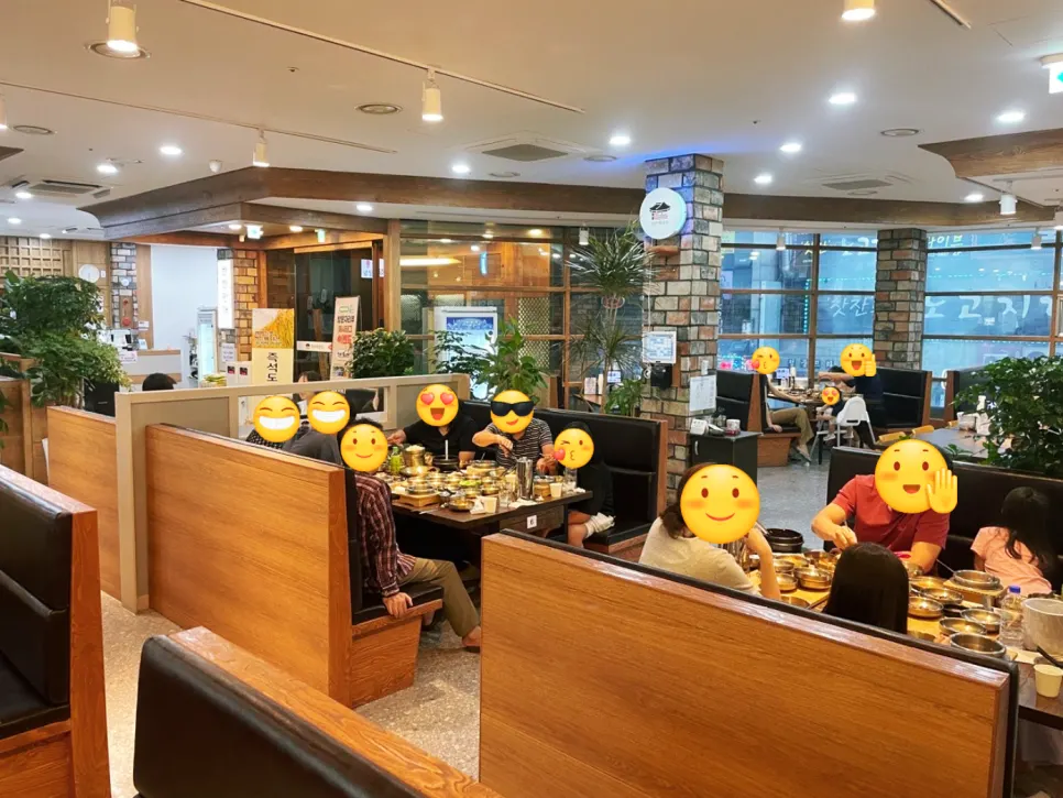 Spacious second-floor hall seating at Gim Myeongju Tteuranchae Bapsang Sinjung-dong Branch