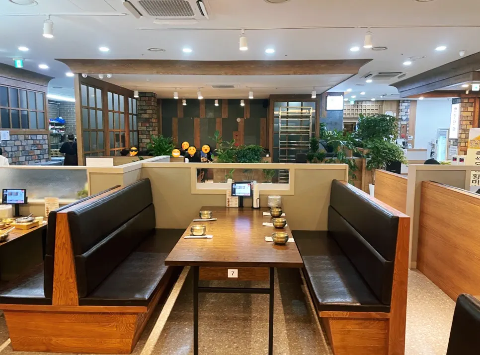 Interior of the Korean set-meal restaurant with independent tables