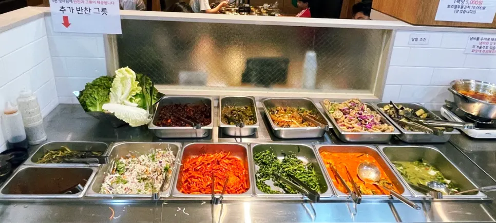 Various side dish containers at the self-bar