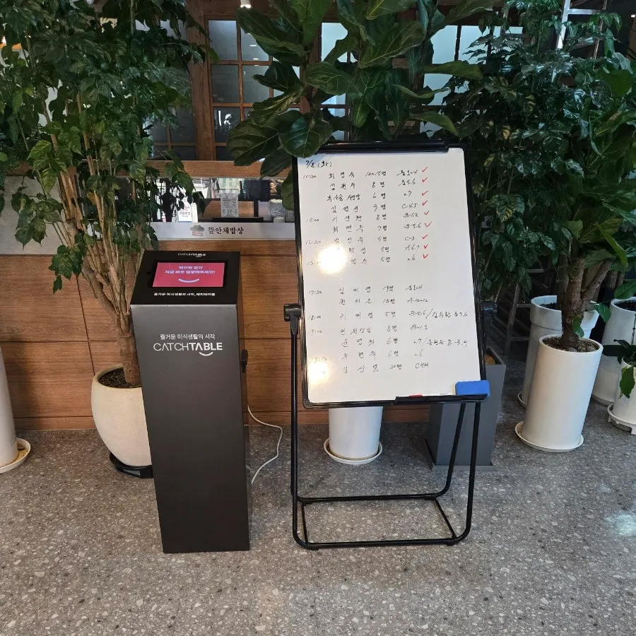 깨끗하고 정돈된 매장 식사 공간