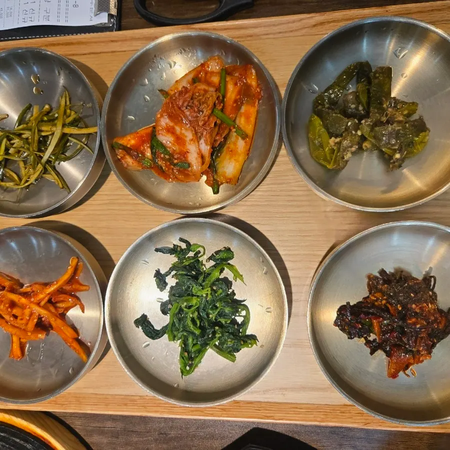 여러 메뉴를 함께 주문한 한식 상차림
