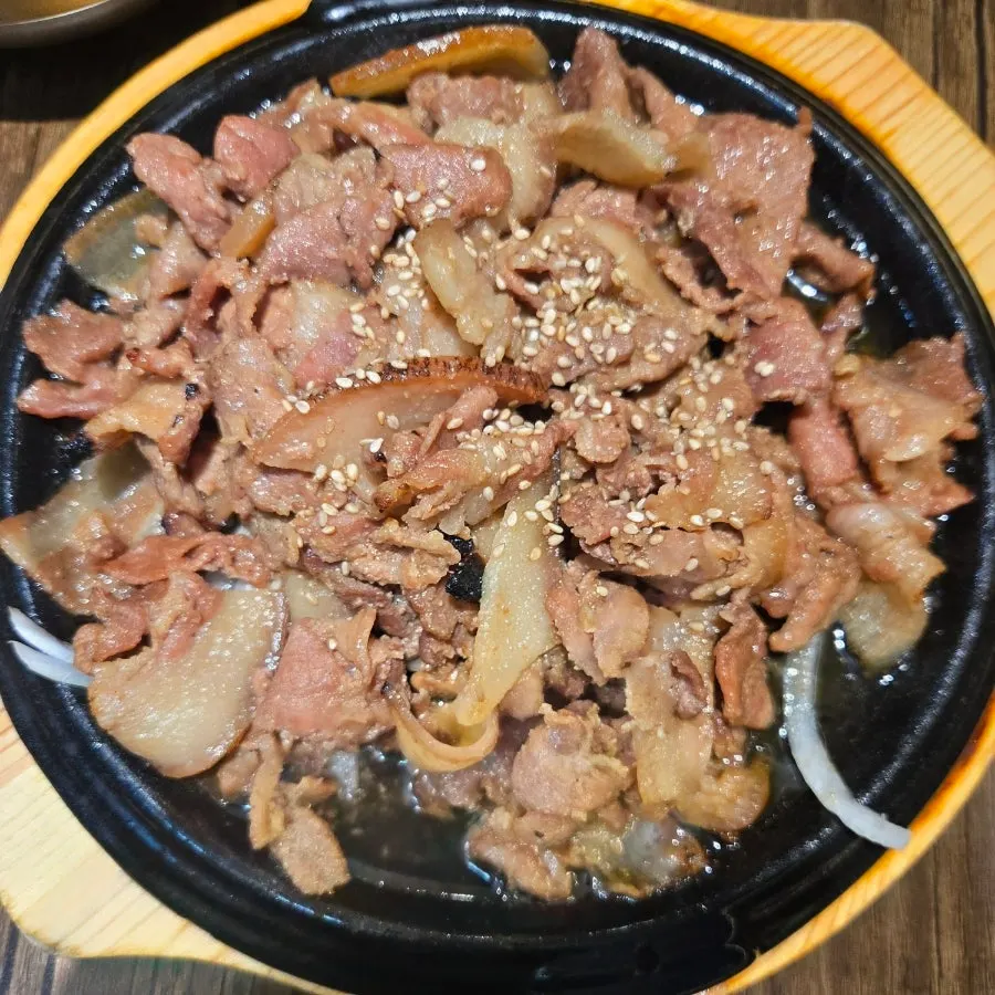 보리굴비정식과 숯불돼지구이 구성