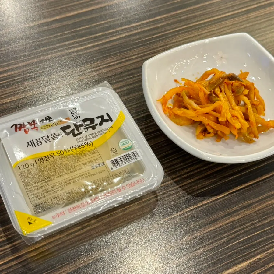 Basic side dishes of danmuji and jjachai