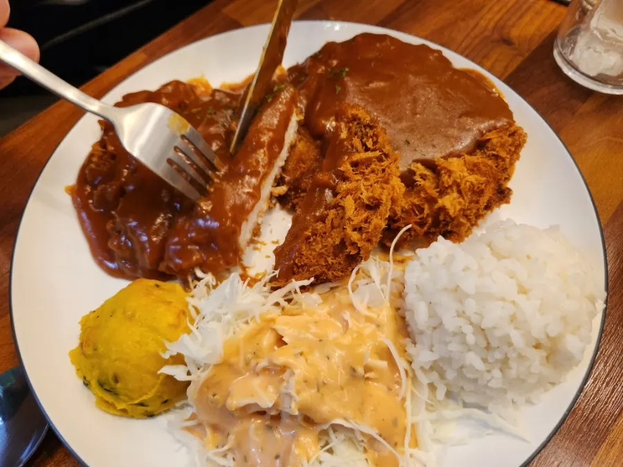 소스에 찍은 돈까스 조각