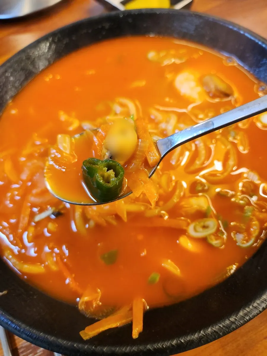 얼큰한 짬뽕 국물과 면