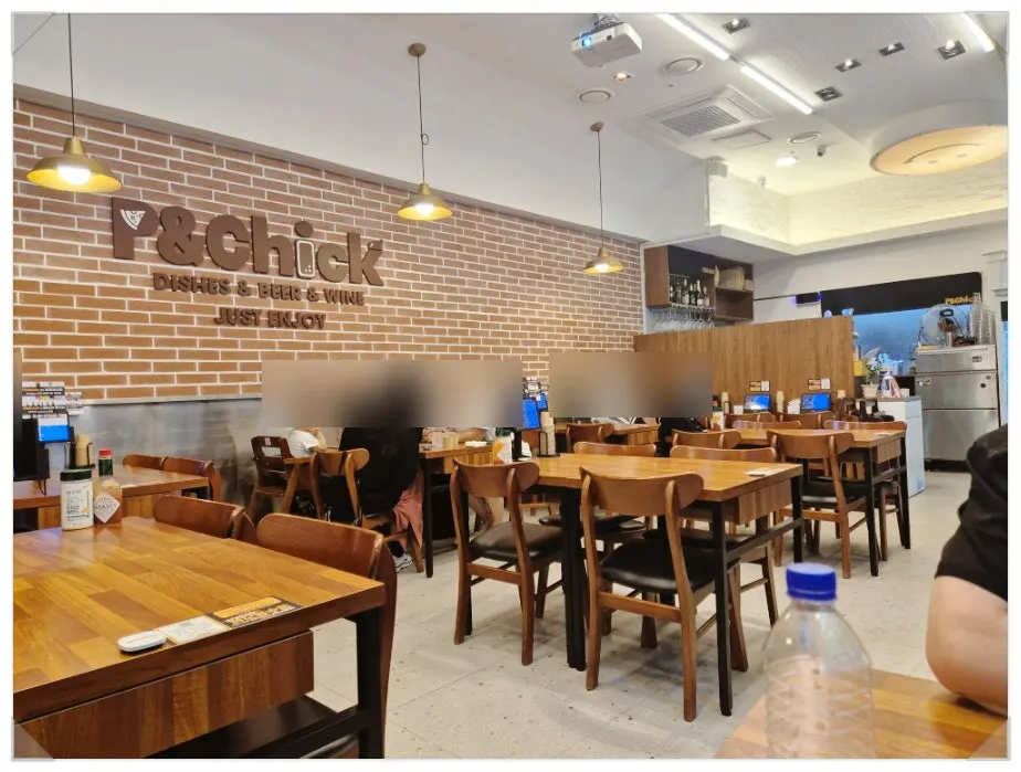 테이블 태블릿이 놓인 피앤칙 테이블