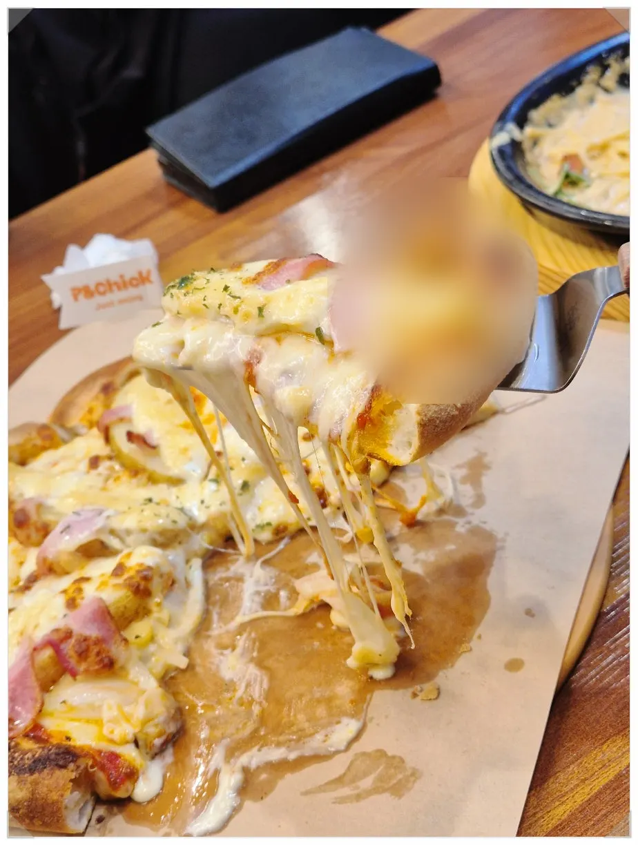 치즈가 늘어나는 포테이토 피자 한 조각