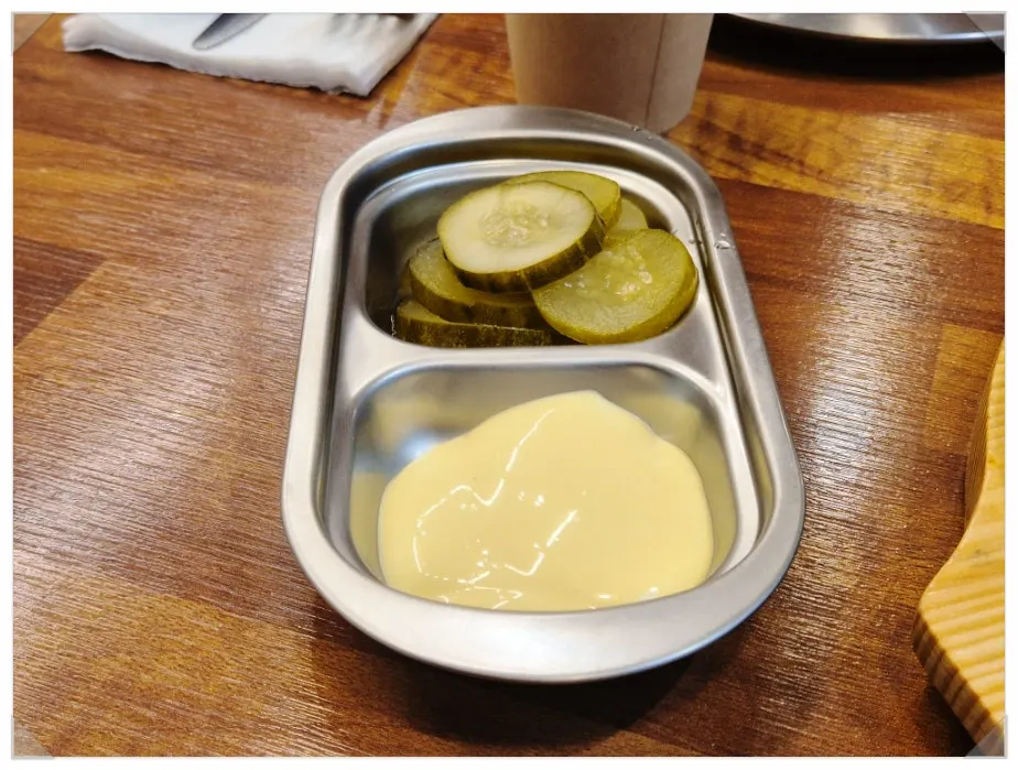갈릭 소스와 함께 나온 포테이토 피자