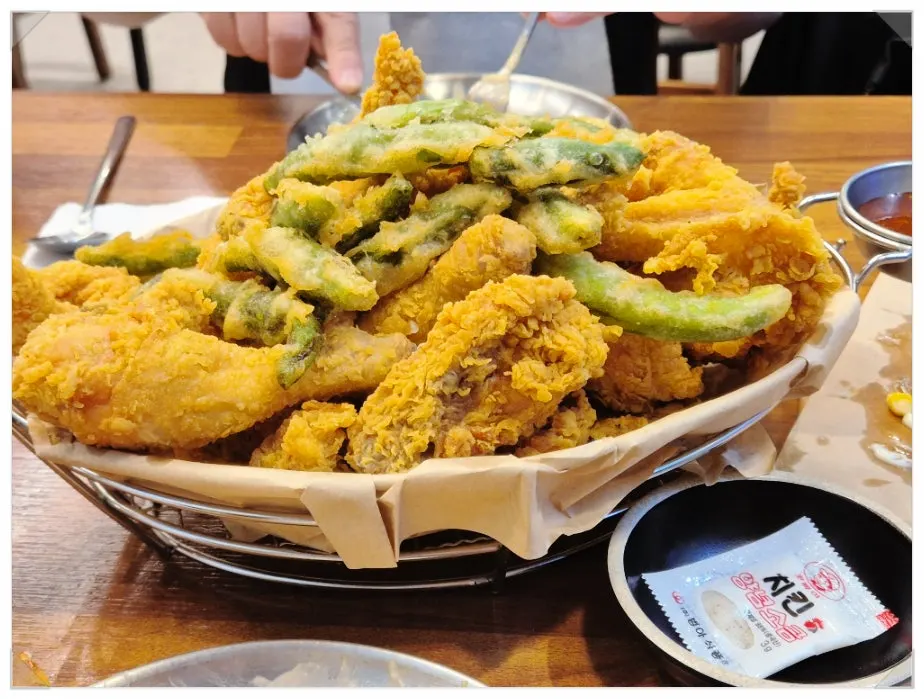 꽈리고추와 함께 튀겨진 후라이드 치킨