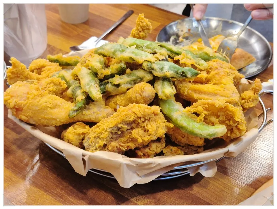 황금빛 꽈리고추 후라이드 치킨 접시