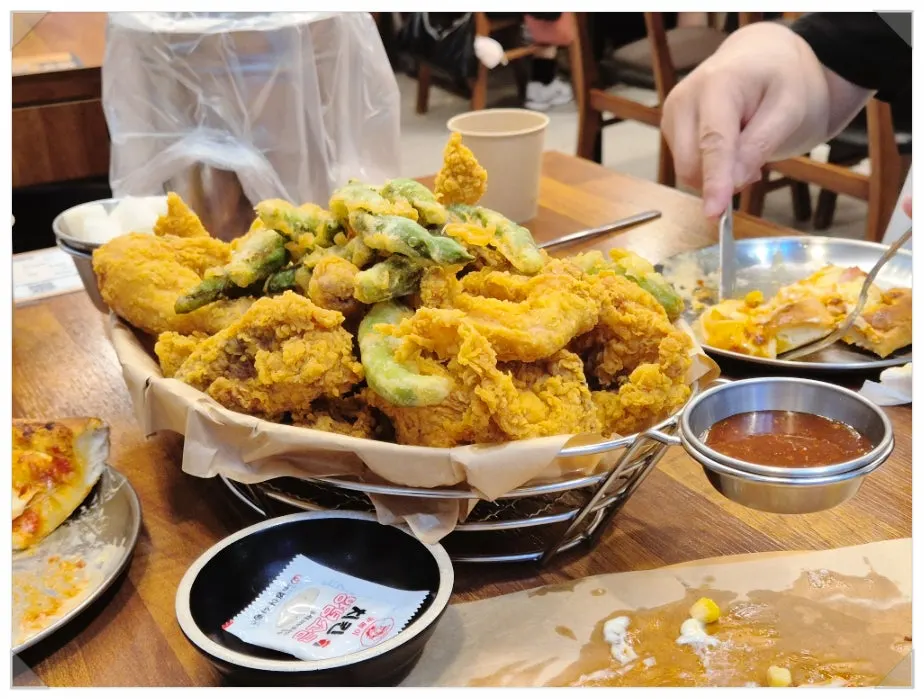 양념 소스를 곁들인 후라이드 치킨