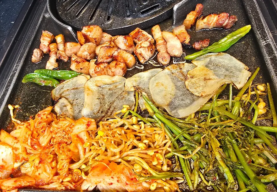 Golden-grilled cheongyeopsal (pork neck)