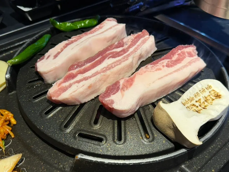 불판 위에서 굽는 삼겹살