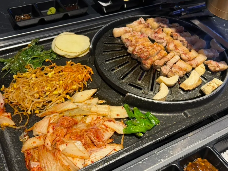 구워진 삼겹살과 미나리