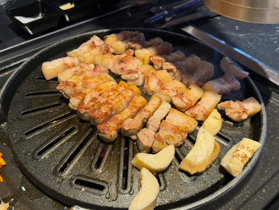 김치와 콩나물을 곁들인 고기