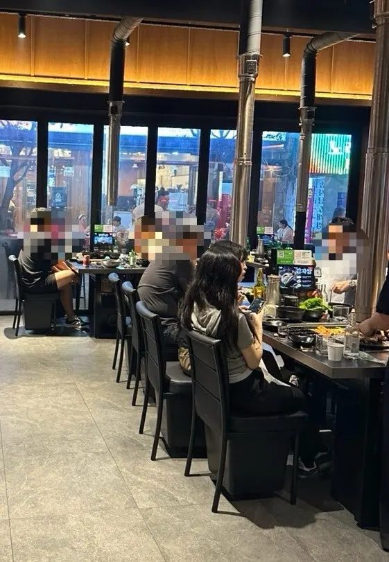 참숯 느낌으로 꾸민 화장실 입구