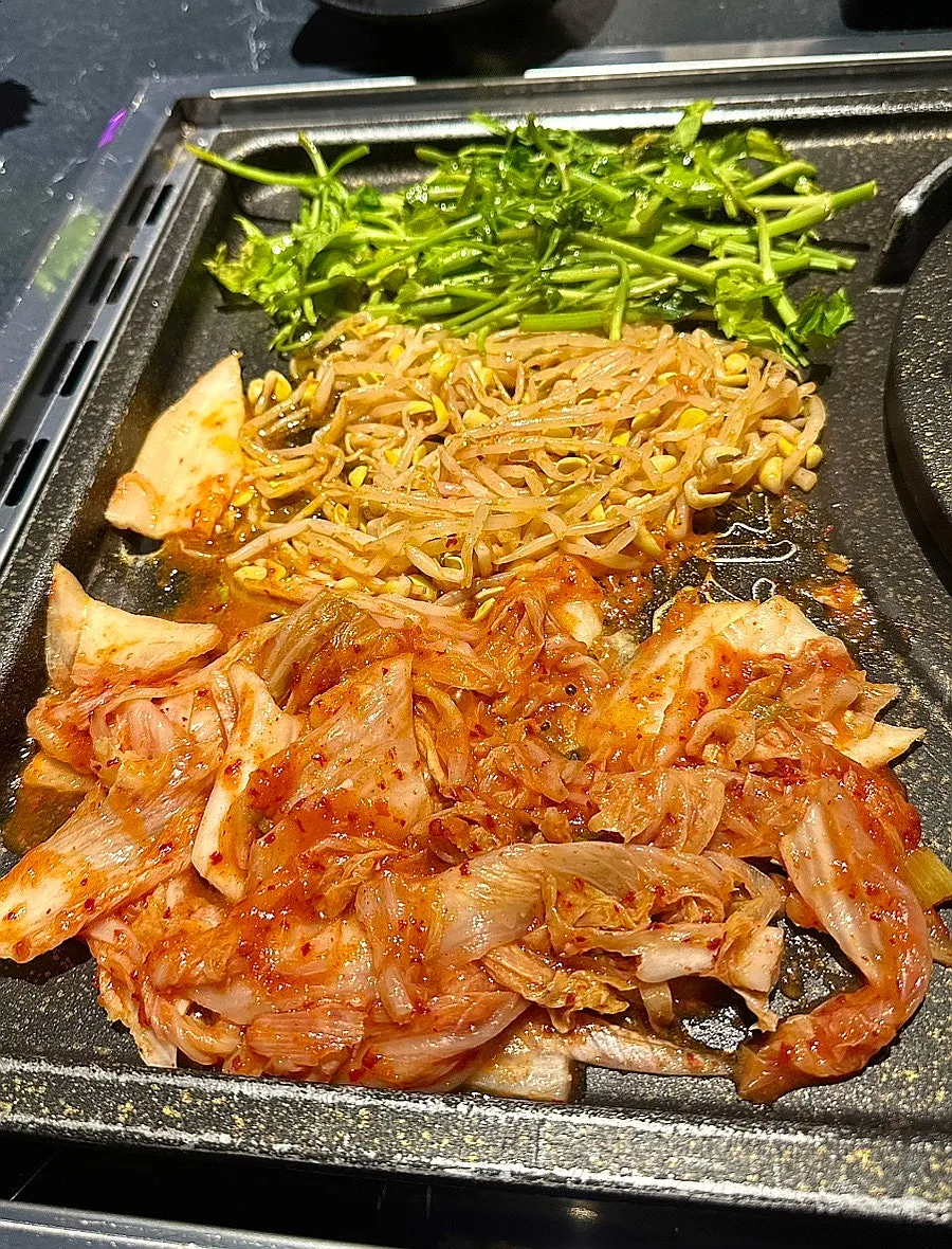 불판 위에 올려준 미나리와 콩나물무침, 김치