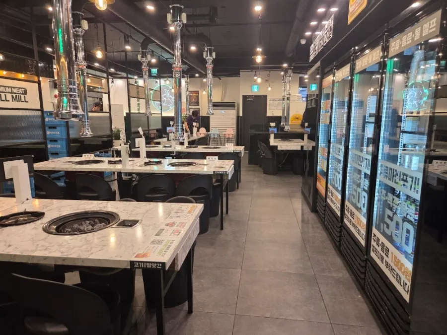 Spacious, clean seating inside Gogi Gubneun Bangatgan Sinjung-dong Station Branch