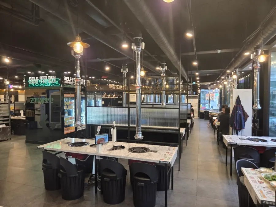 Wide table area for group gatherings