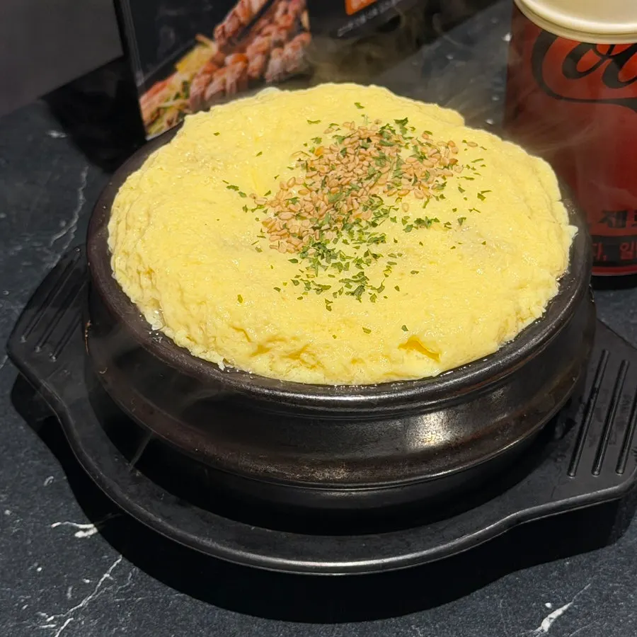 셀프바 반찬과 쌈채소 구성