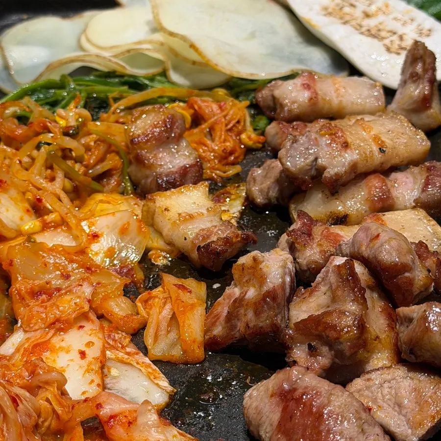 고소하고 쫀득한 흑돼지 한 점