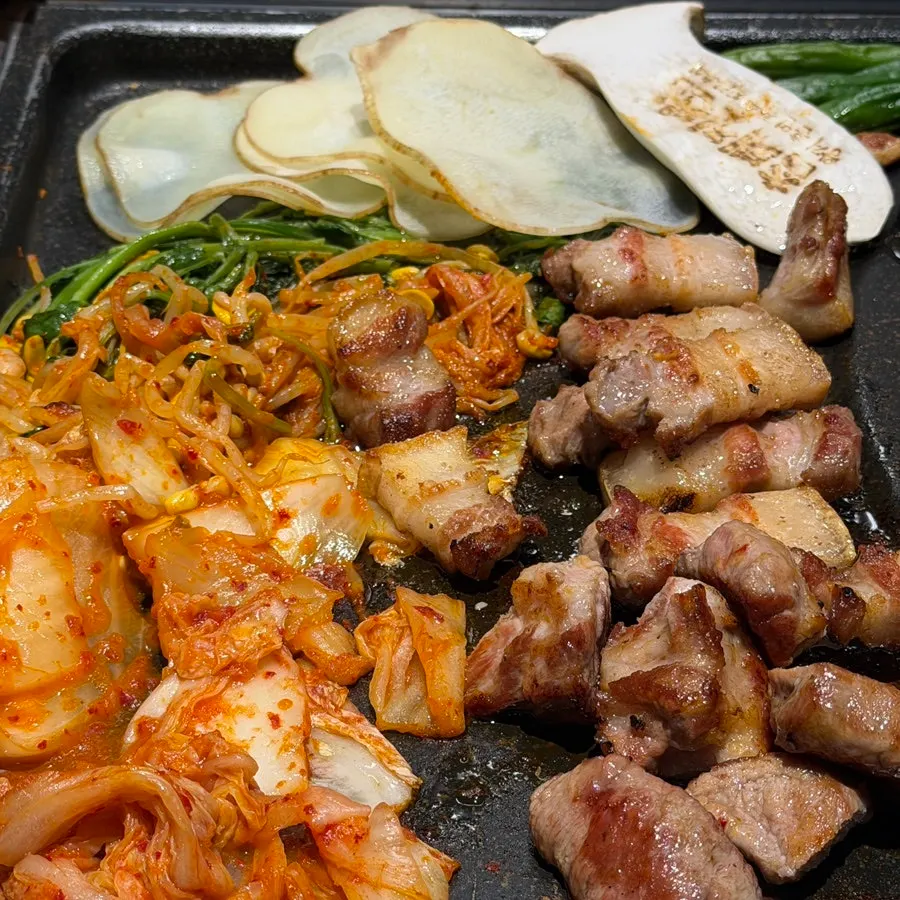 겉바속촉 식감의 구운 흑돼지
