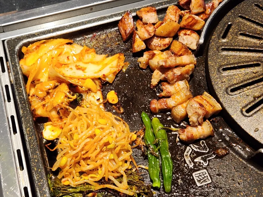 Grilled cheongyeopsal and ogyeopsal