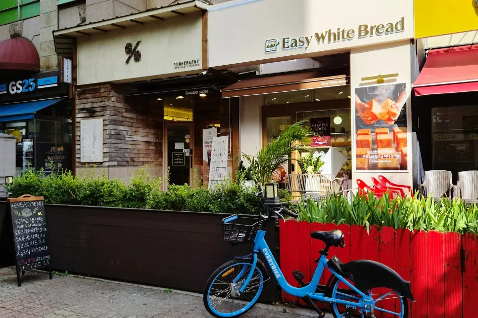 Storefront of Easy White Bread near Sinjung-dong Station