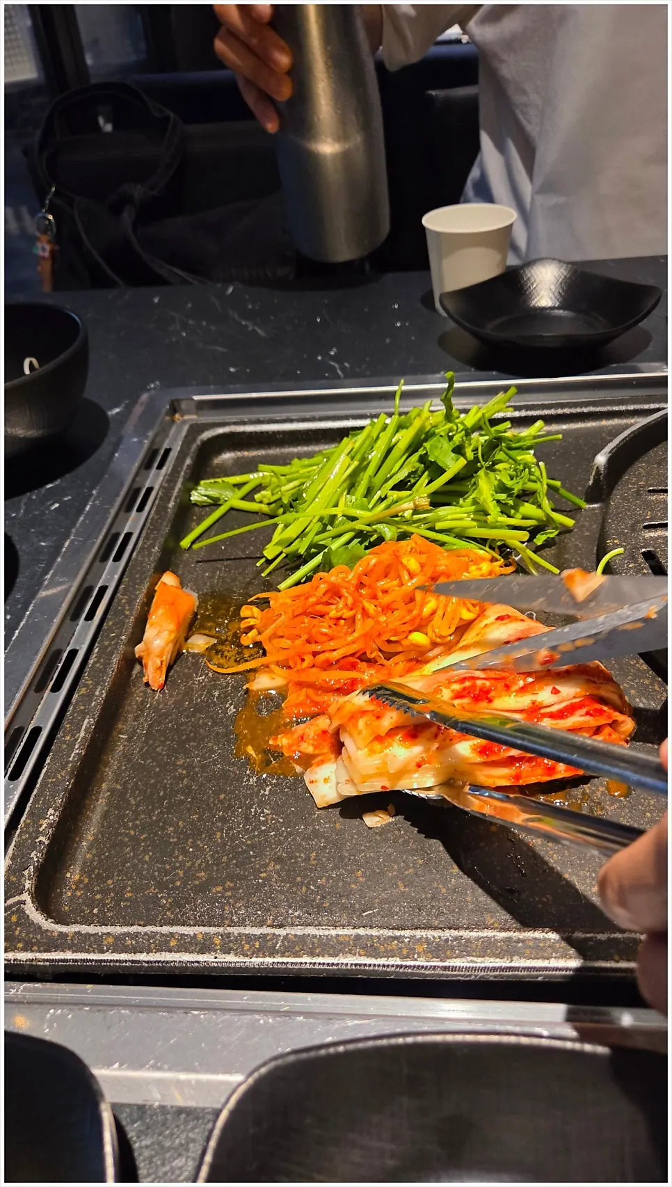 참숯 불판이 놓인 테이블
