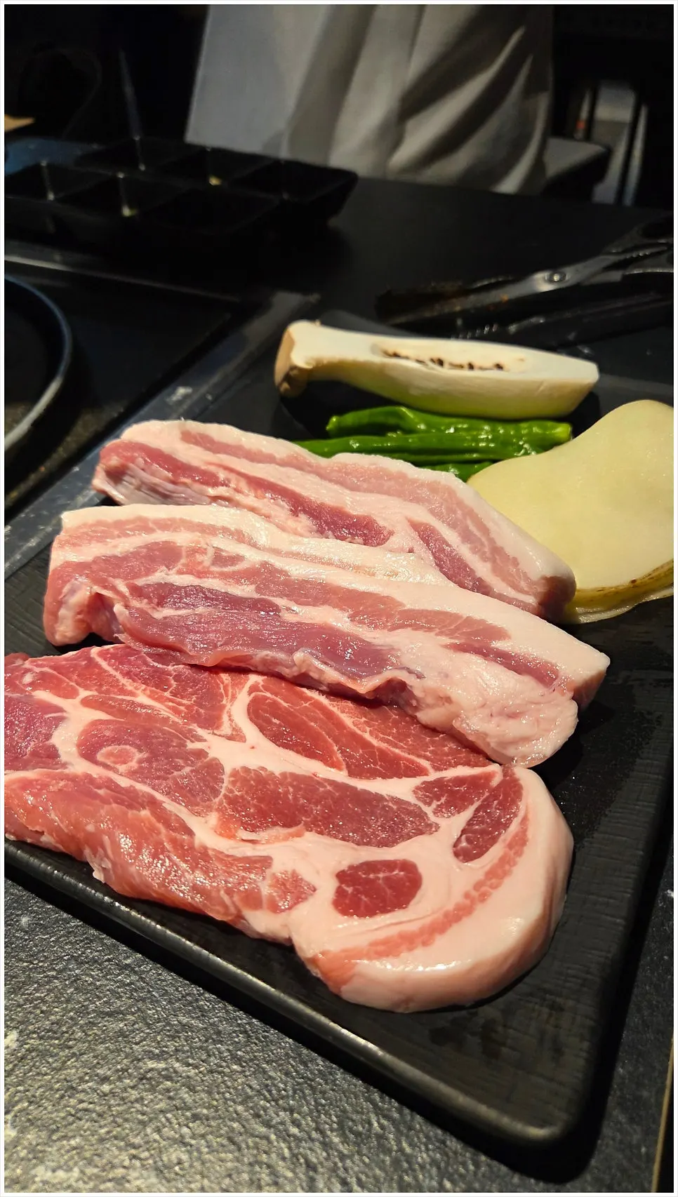 불판에 올려진 보성녹돈 삼겹살