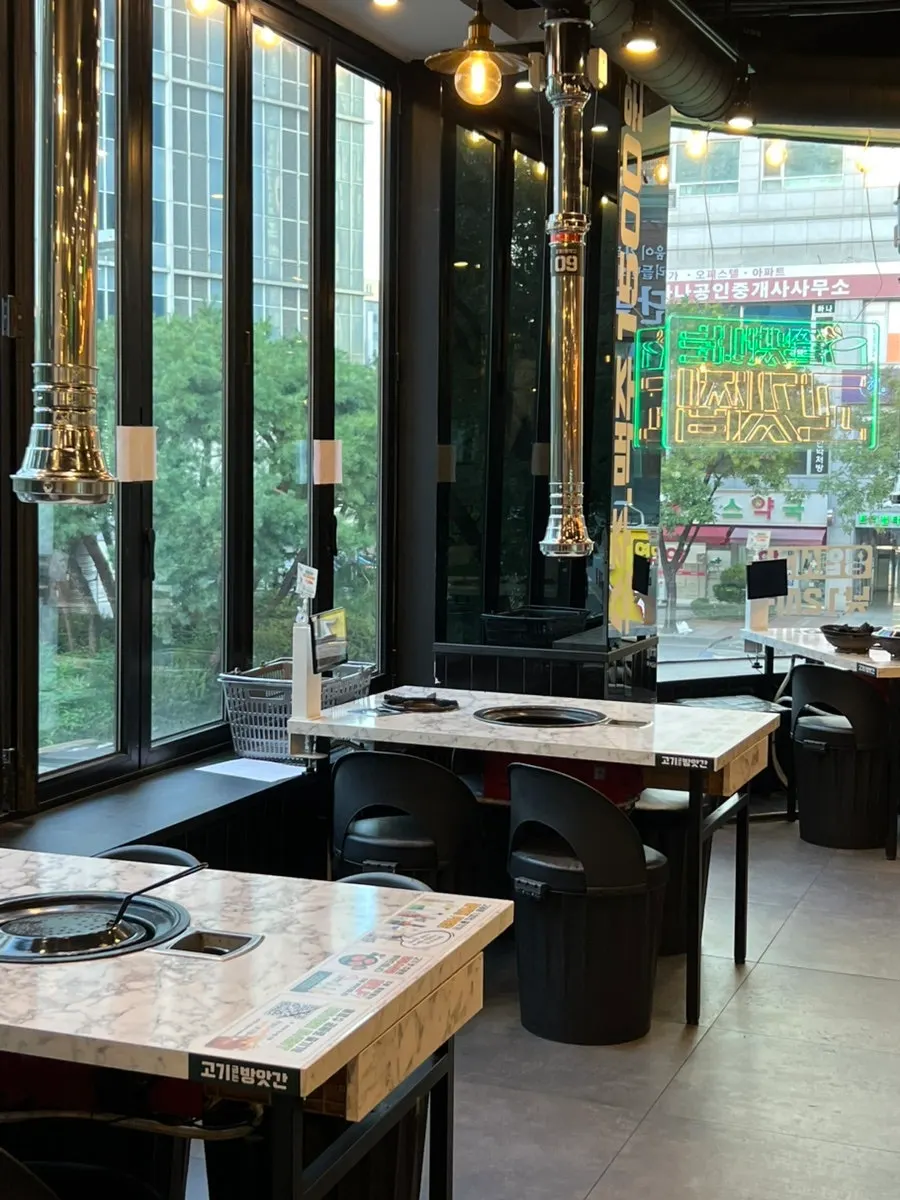Seating by the window folding doors