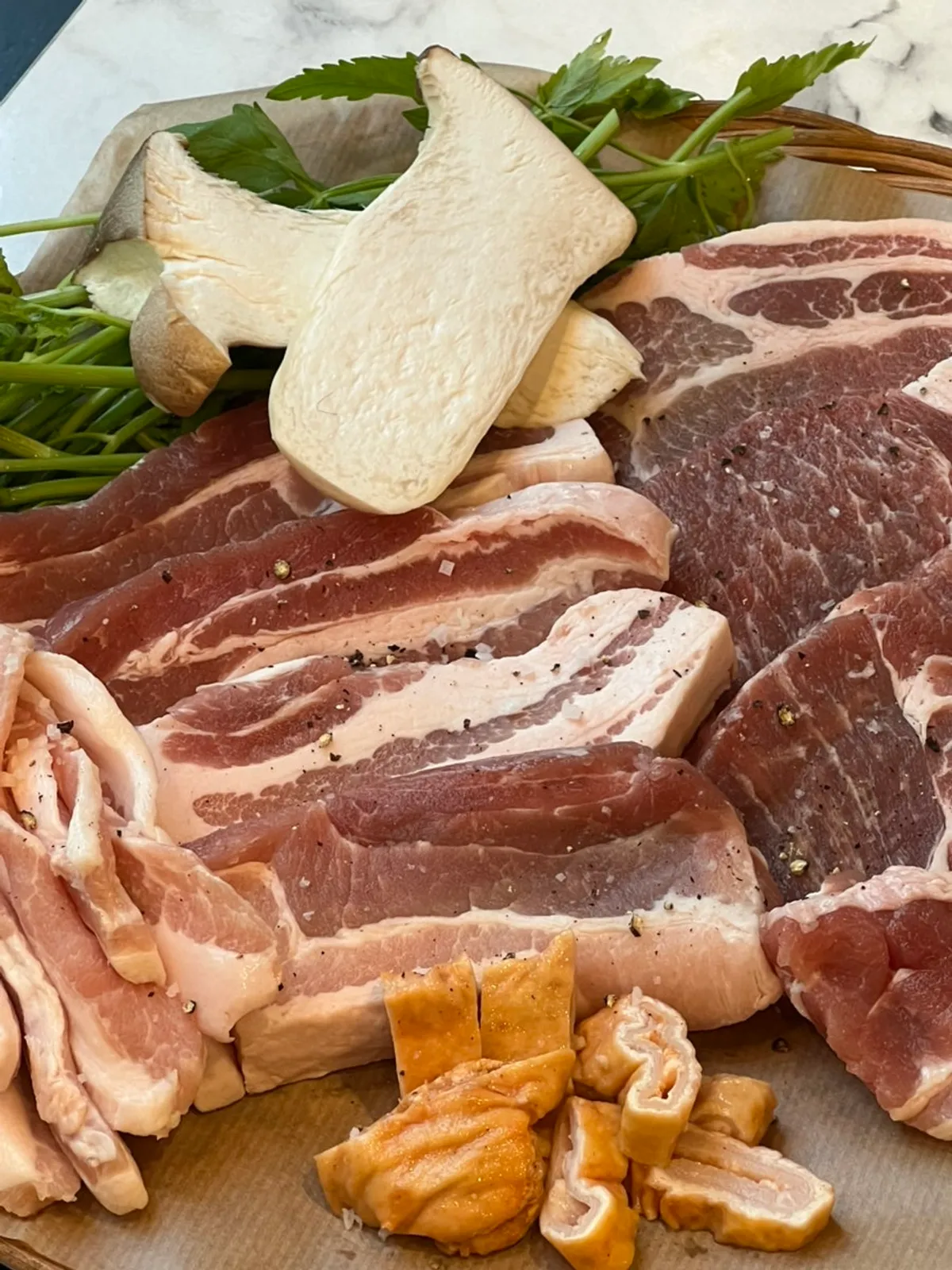 1,050g set of pork belly, pork neck, and pork jowl